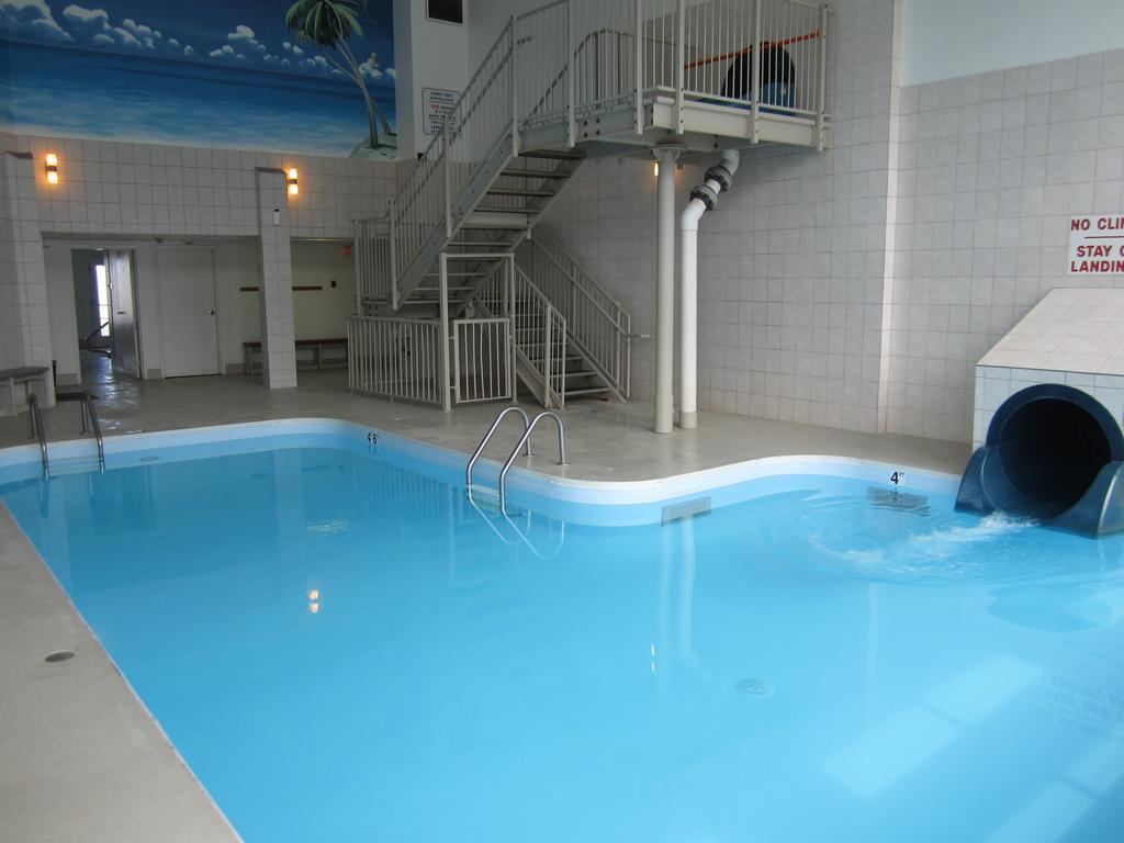 Maverick Motor Inn And Waterslide Kamloops Exterior photo