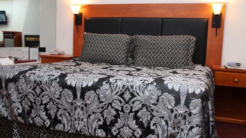 Maverick Motor Inn And Waterslide Kamloops Room photo